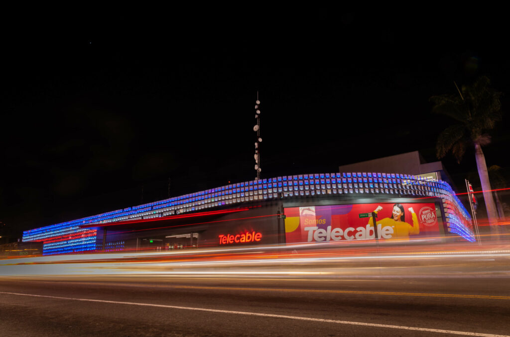 Edificio de telecable sabana de noche