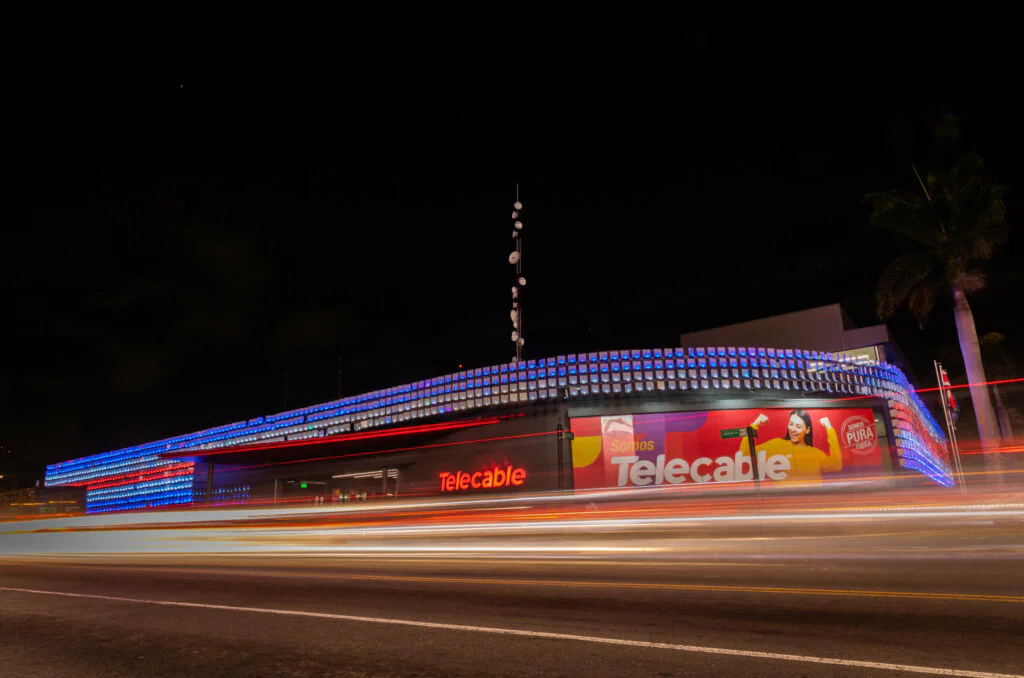 Edificio de telecable sabana de noche